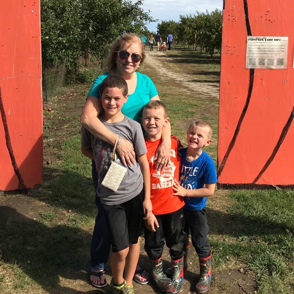 Meet your Posher, Clydette - Picture 3 of 4